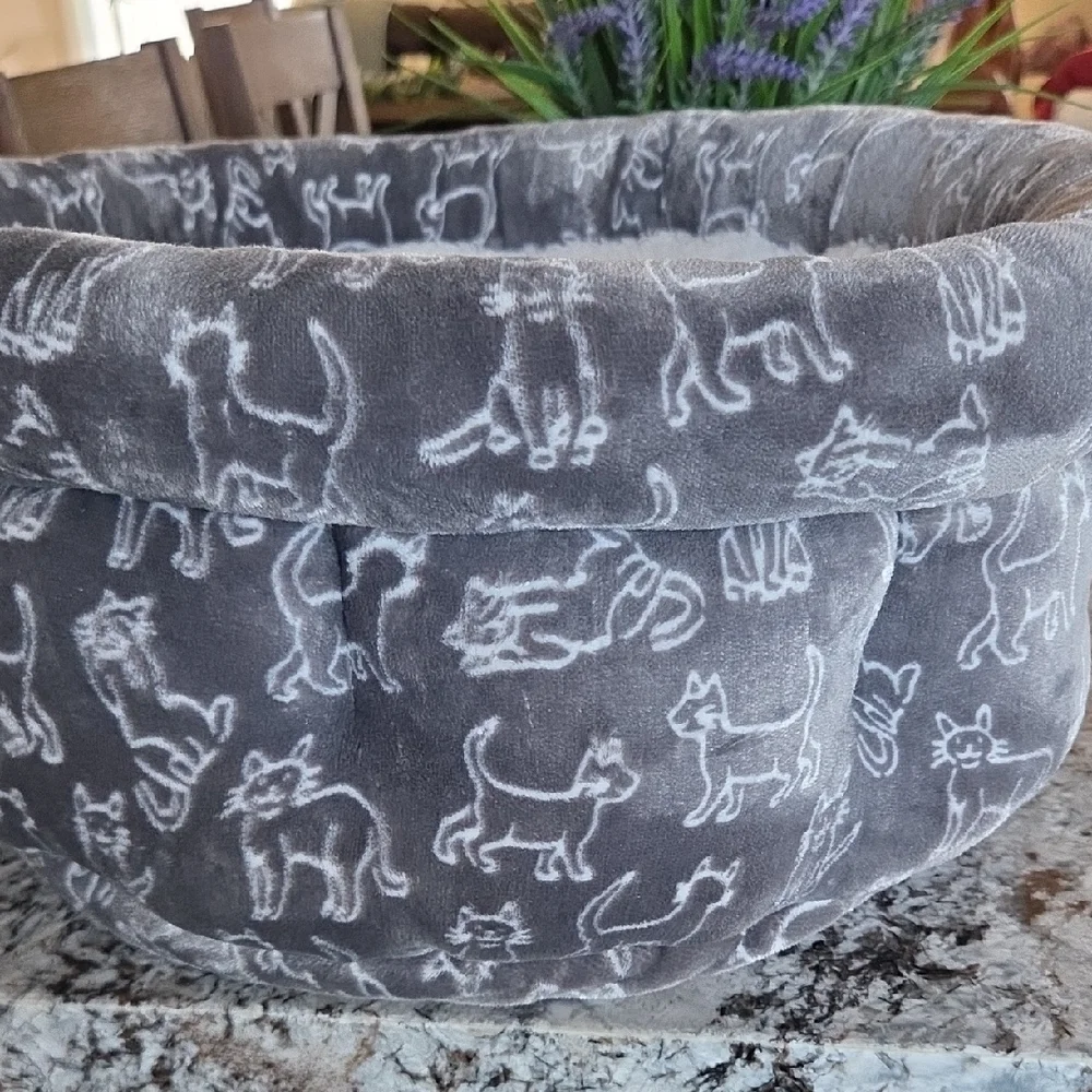 Cupcakes & Cashmere Gray Patterned Pet Bed - Picture 4 of 12